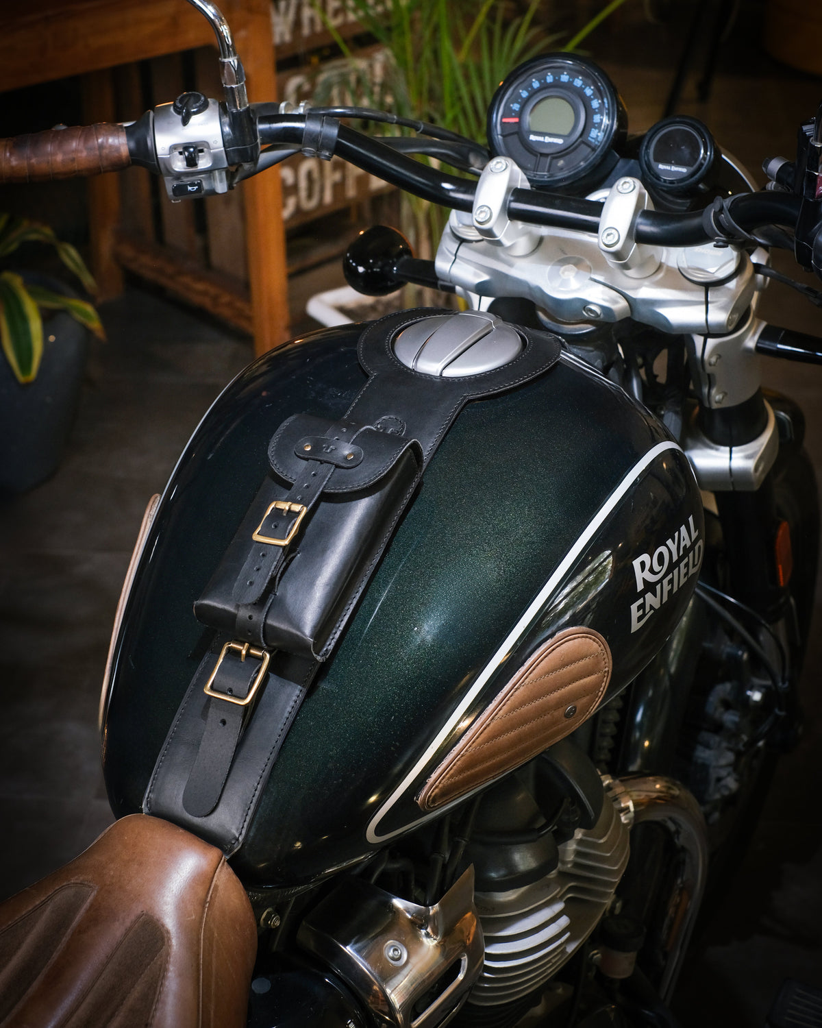 Super Meteor 650: Moto Exclusive Tank Strap