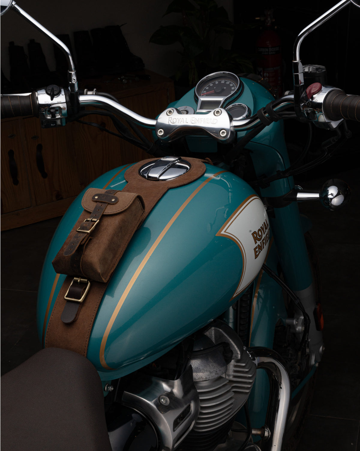 Popruh na nádrž pro Classic 650