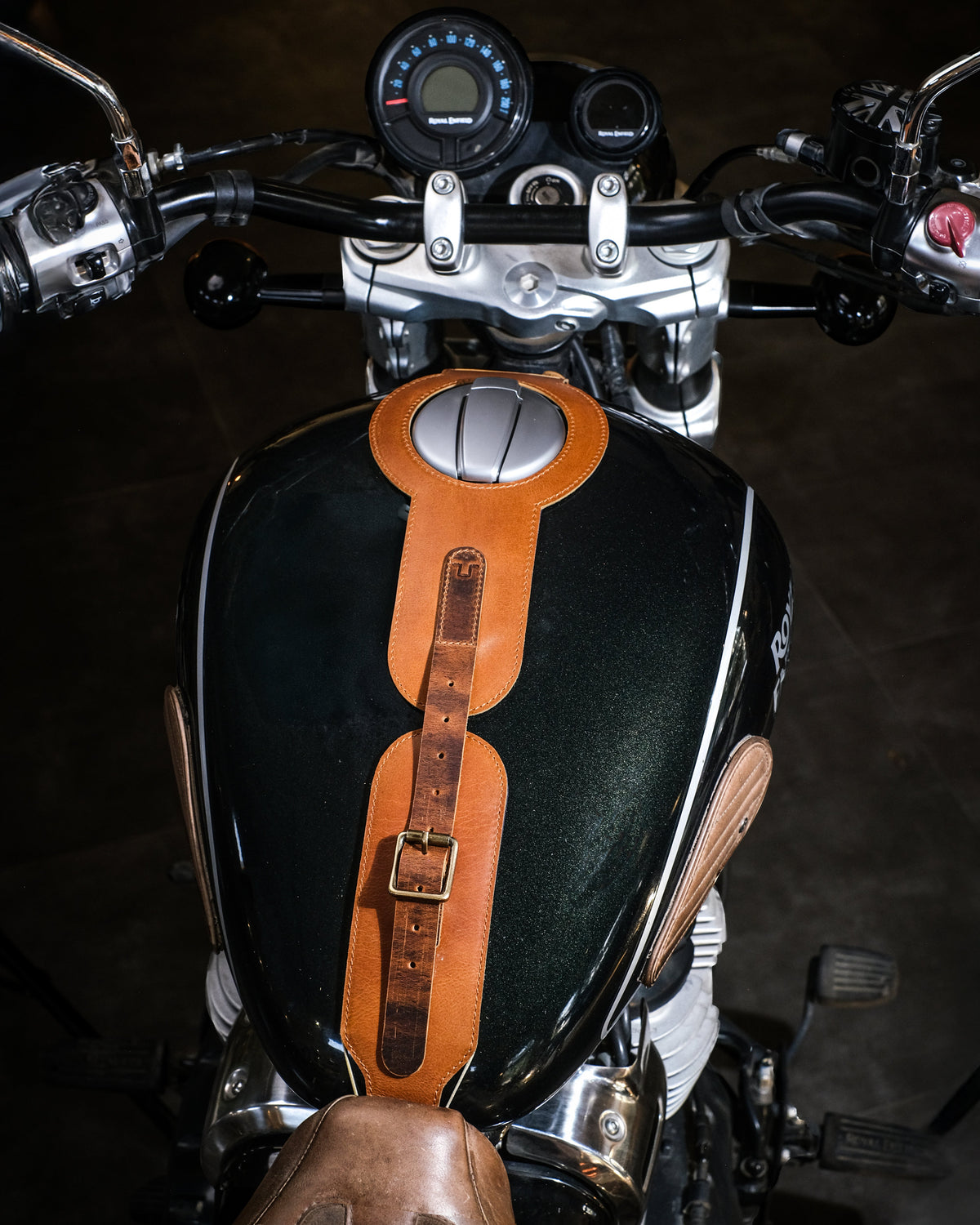 Super Meteor 650: Moto Exclusive Tank Strap