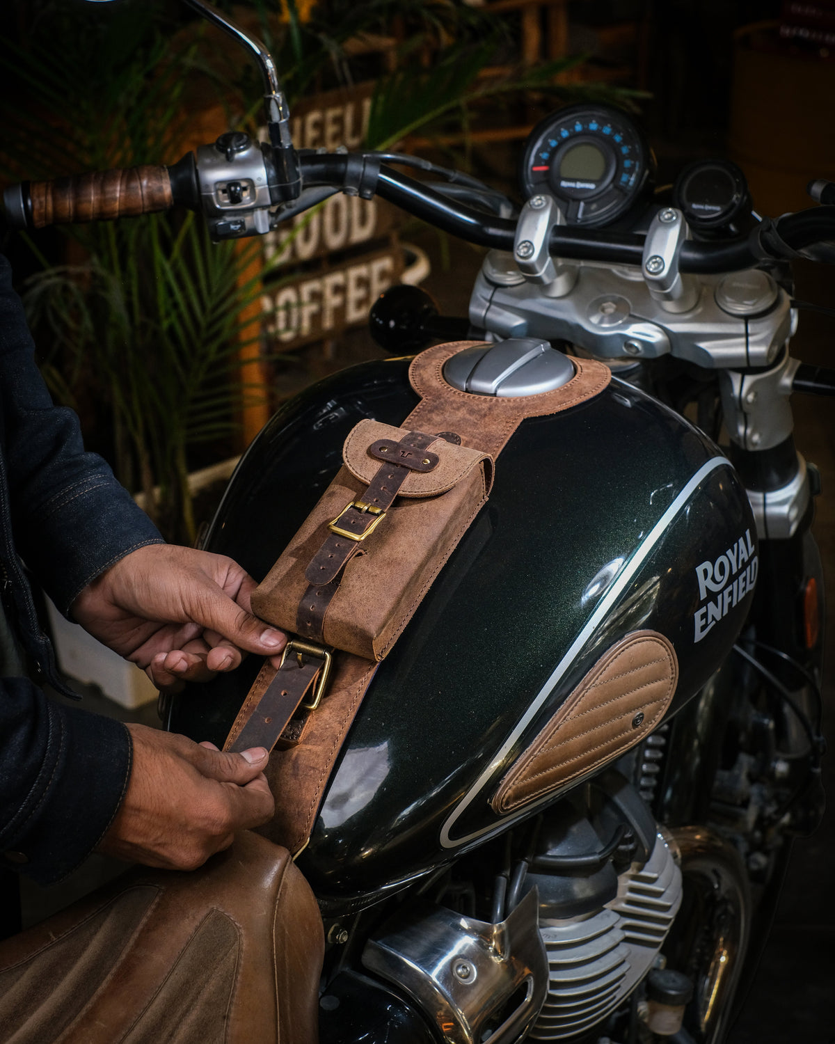 Super Meteor 650: Moto Exclusive Tank Strap