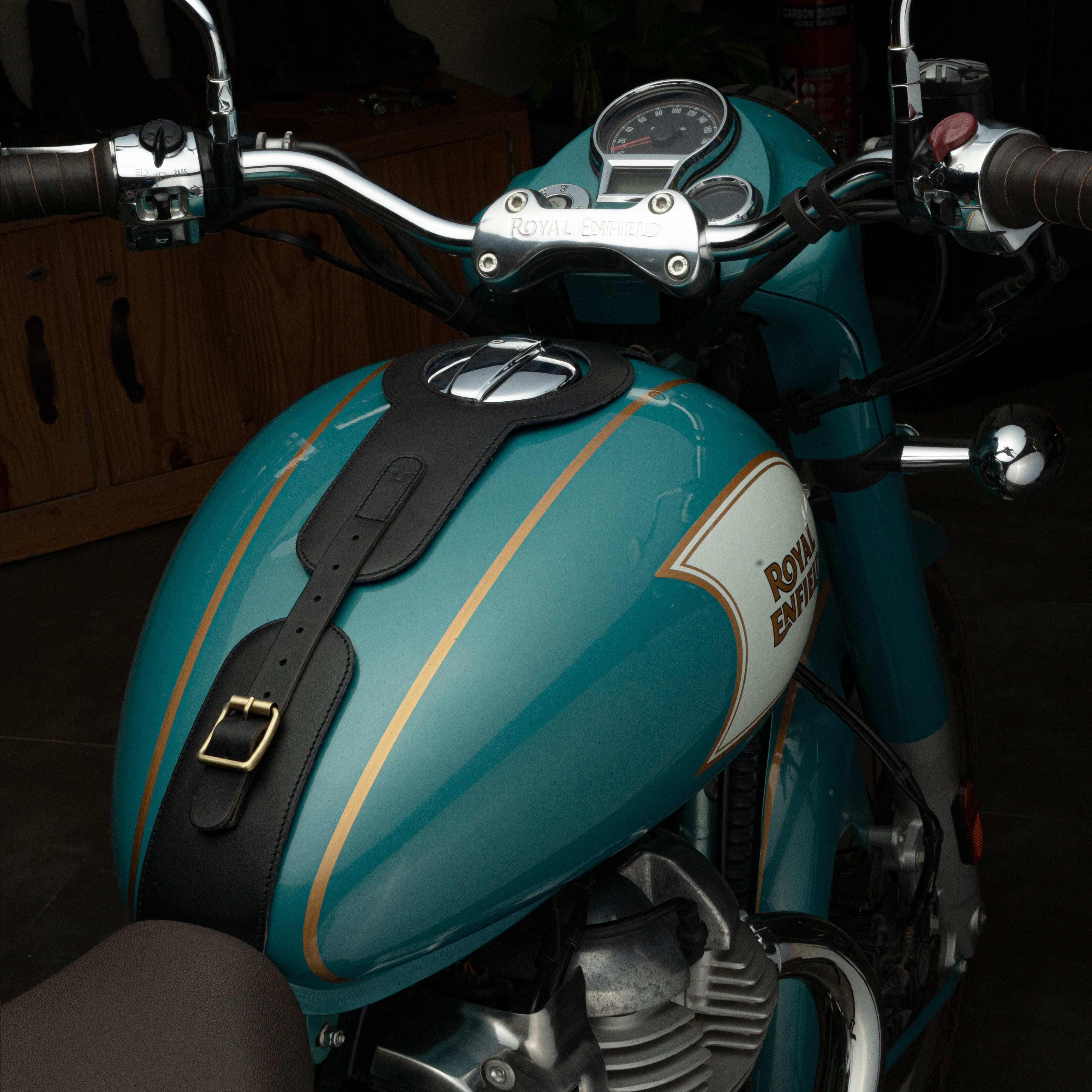 Popruh na nádrž pro Classic 650